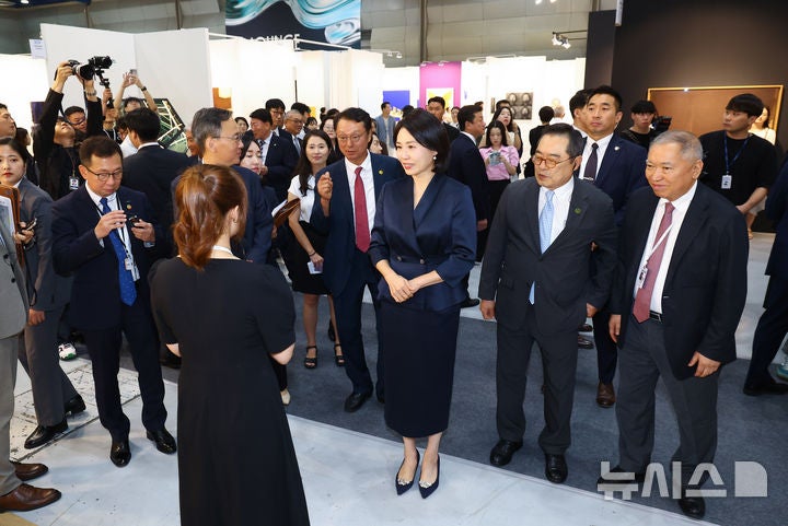 <b>키아프 서울</b> 찾은 <b>김혜경 여사</b>