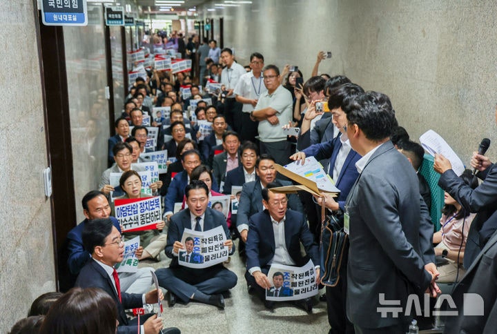 <b>특검</b>, '계엄해제 표결 방해' 국힘 원내대표실 압색…국힘 반발에 무산(...