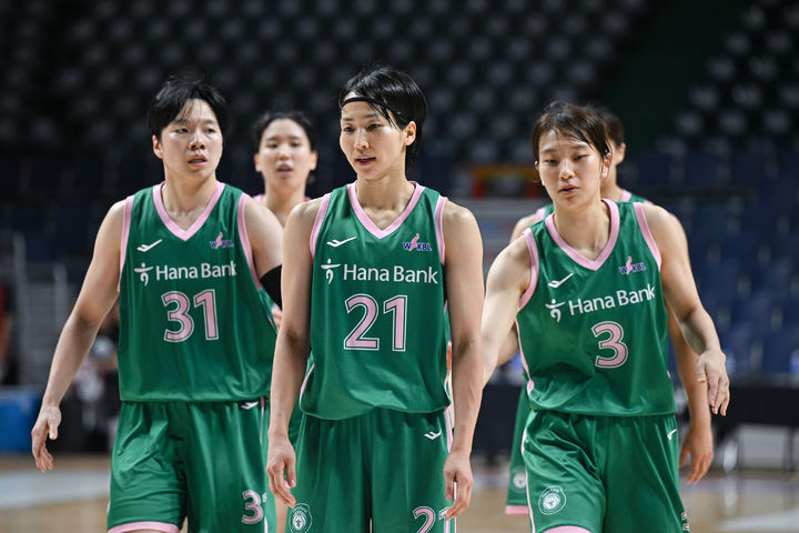 여자농구 <b>하나은행</b>, 신한<b>은행</b>에 51-47 역전승…<b>박신자컵</b> '첫 승'