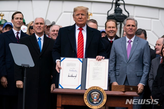 [Washington=AP/Newsis] President Donald Trump of the United States holds the agreement after signing the 'United States-Mexico-Canada Agreement' (USMCA) on January 29, 2020 (local time) for a commemorative photograph. The U.S. government is expected to begin the agreement review process soon.