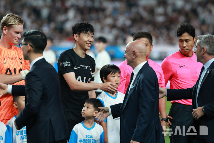 손흥민 이어 <b>레비 회장</b>까지 떠난다…한 시대 저무는 토트넘