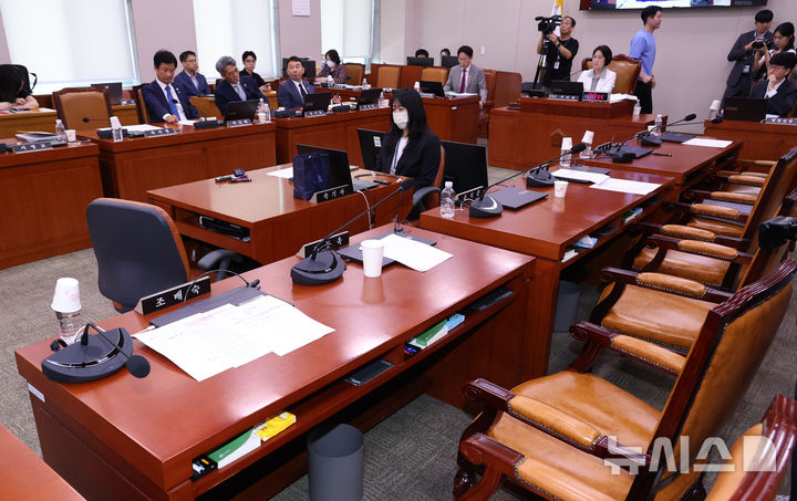 [서울=뉴시스] 김금보 기자 = 2일 오후 서울 여의도 국회에서 열린 전체회의에서 국민의힘 의원석이 비어 있다. 2025.09.02. kgb@newsis.com