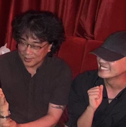 <b>유아인</b> 의외 근황 포착 '환한 미소'…<b>봉준호 감독</b>과 나란히