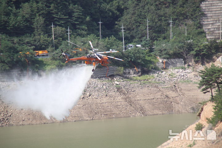 [강릉=뉴시스] 이순철 기자 = 5일 강릉 오봉저수지 저수율이 13%선까지 떨어지자 소방헬기를 동원해 오봉저수지에 물을 공수하고 있다. 일반적으로 민간 헬기를 임차해 사용할 경우 하루 2000~5000만원의 비용이