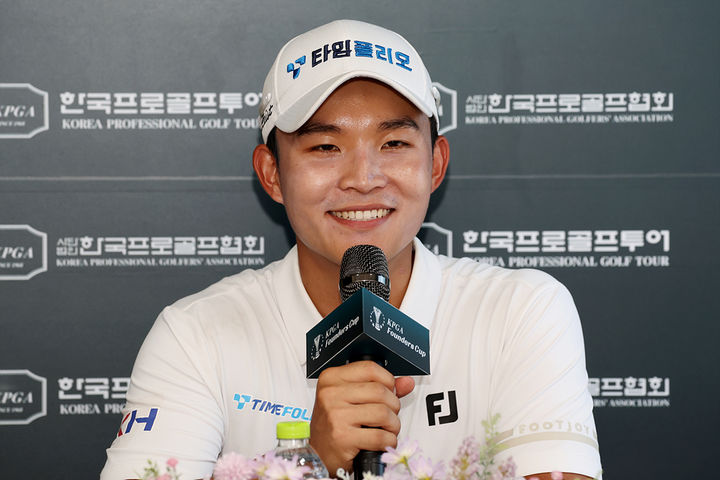 <b>정태양</b>, KPGA 파운더스컵 이틀 <b>연속</b> 단독 <b>선두</b>…배용준, 1타 차 추격