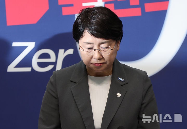 <b>조국혁신당</b>, <b>성비위 사건</b> 사과…"강미정 포함 피해자들께 위로"