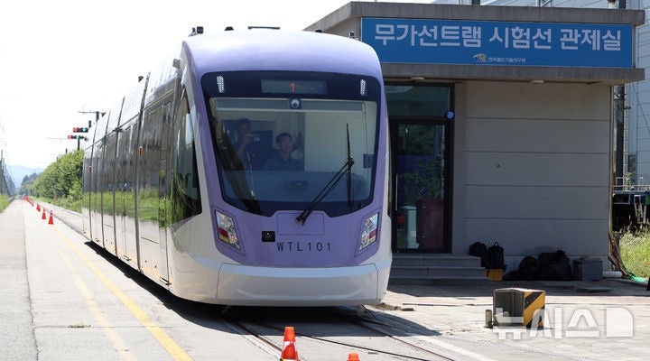 <b>예비주행</b>시험 중인 <b>위례선 트램</b>