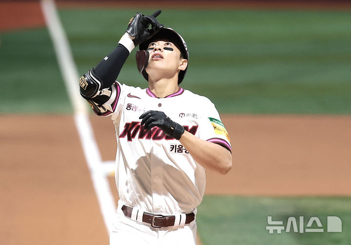 키움 <b>송성문</b>, 데뷔 첫 월간 <b>MVP</b> 선정…LG 톨허스트 2위