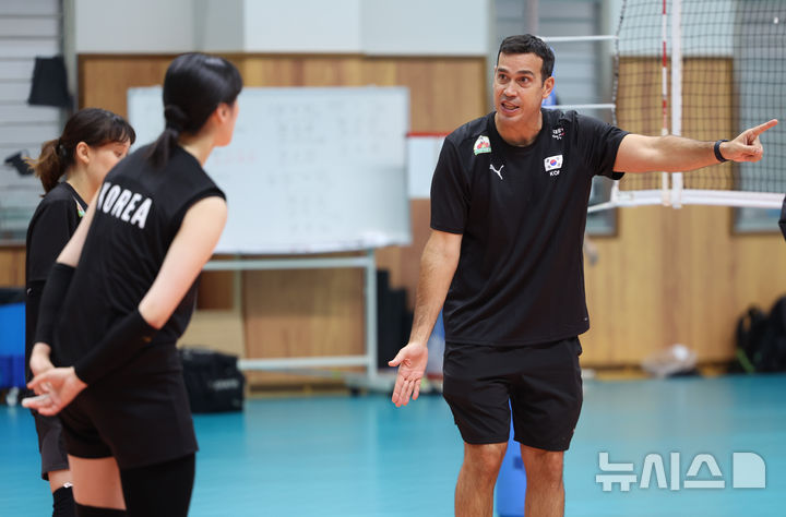 모랄레스 <b>여자배구</b> 감독, 대표팀과 조기 결별…"<b>VNL 강등</b>에 아쉬운 평가...