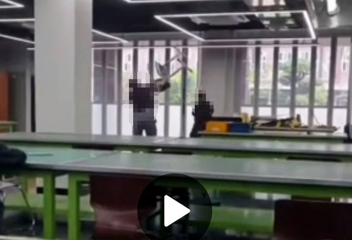 [광주=뉴시스] 광주의 한 고등학교에서 수업시간에 학생이 노래를 부르며 의자에 올라가 춤을 춘 뒤 달아나자 교사가 의자를 던지고 있다. (사진=SNS 캡처) photo@newsis.com *재판매 및 DB 금지