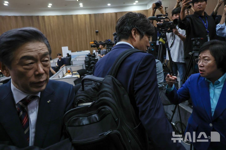 <b>김형석 독립기념관장</b> "기념사 논란은 악의적 왜곡"…국회 기자회견서 소...