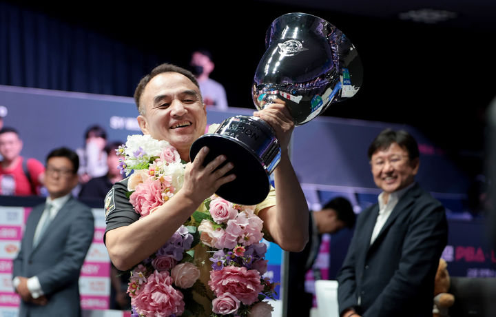 ‘55세’ <b>이승진</b>, PBA 데뷔 7년만에 첫 <b>우승</b>…"<b>당구</b> 칠 때 가장 행복하다...