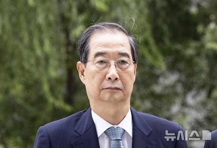 '<b>매관매직</b> 의혹 연루' 한덕수 전 총리, 묵묵부답한 채 <b>김건희 특검</b> 출석...