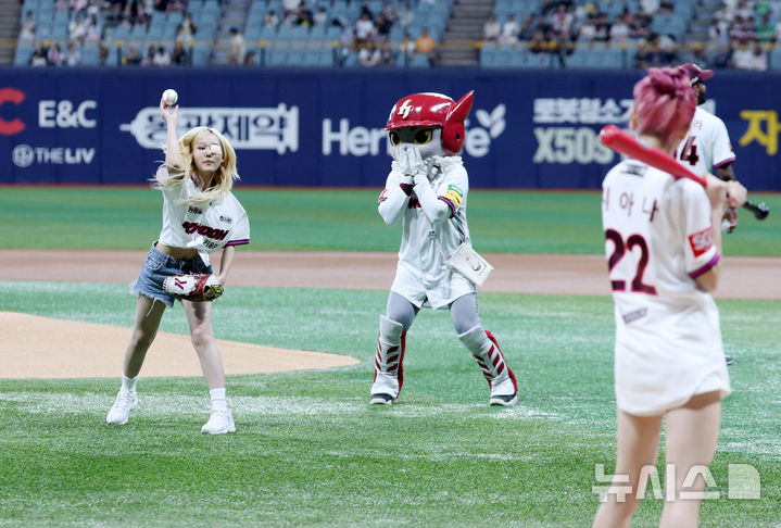 <b>시구</b>와 시타하는 <b>영파씨</b>의 <b>한지은</b>-<b>지아나</b>