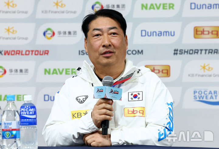 <b>윤재명</b> <b>쇼트트랙</b> 대표팀 <b>감독</b>, 다시 사령탑 <b>복귀</b>…빙상연맹 이사회 의결
