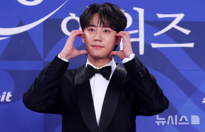 <b>이준영</b>, CEO된 축구선수…'<b>신입사원 강회장</b>'