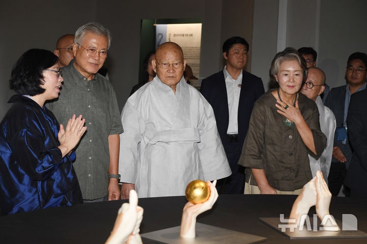 청주공예비엔날레 관람하는 <b>문재인 전 대통령</b>