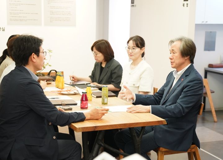 [=ý] ⼮ ǰ ̻ 10     ȸǽǿ յ   ȸ ϴ  (=ǰ ) 2025.09.10. photo@newsis.com *