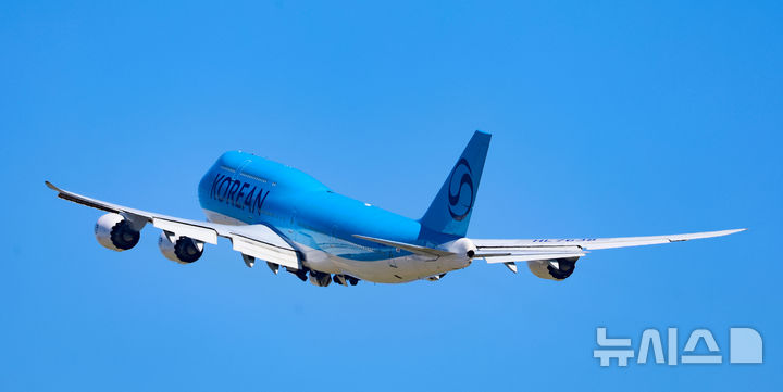 [仁川空港=ニューシース] ギムソンウング記者 = アメリカジョージア州現代車グループ-LGエネルギーソリューションバッテリー合作工場建設現場で逮捕・拘禁されたうちの国民 300人余りを乗せる大韓航空 B747-8i チャーター機が 10日午前仁川国際空港で離陸