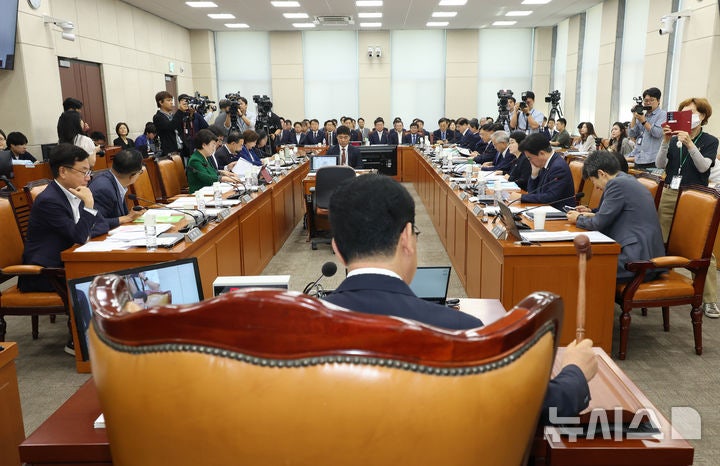 '<b>오송참사</b>' <b>국정조사</b>…與 "직무유기" <b>김영환</b> "정치 탄압"