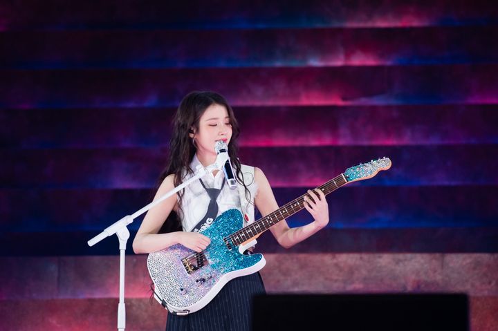 "서늘한 바람이 불어" <b>아이유</b>, '<b>바이</b>, <b>썸머</b>' 깜짝 발매에도 차트 정상