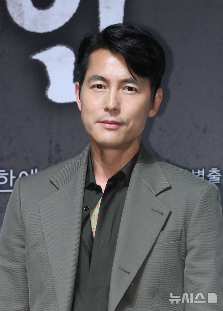 <b>정우성</b>, <b>혼외자 논란</b> 1년 만에 공식 석상…부일영화상 행사 참석