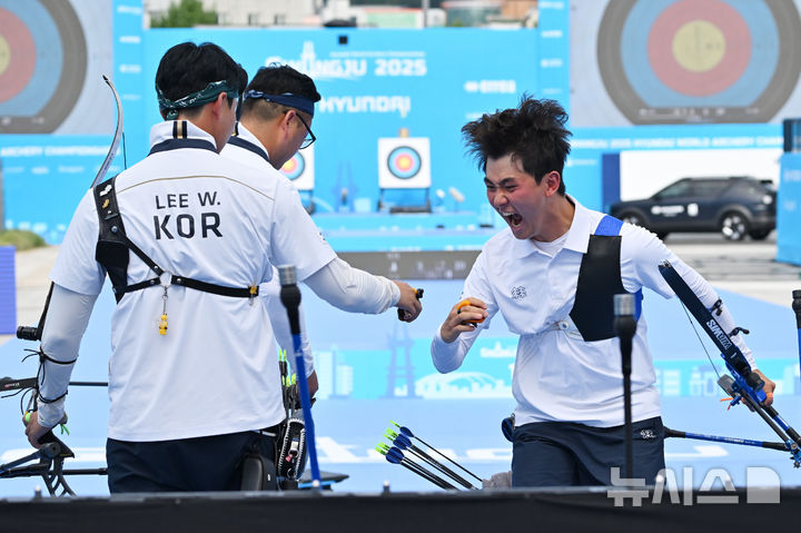 김제덕, 광주 <b>세계</b><b>양궁</b><b>선수권</b> 개인전 <b>8강</b> 진출…이우석은 탈락