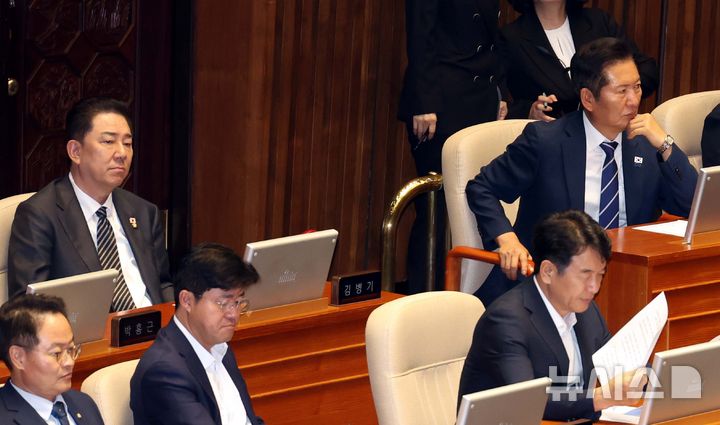 [서울=뉴시스] 조성봉 기자 = 정청래 더불어민주당 대표와 김병기 원내대표가 11일 오후 서울 여의도 국회에서 열린 제249회국회(정기회) 제4차 본회의에서 서로 다른곳을 바라보고 있다. 2025.09.11. sun