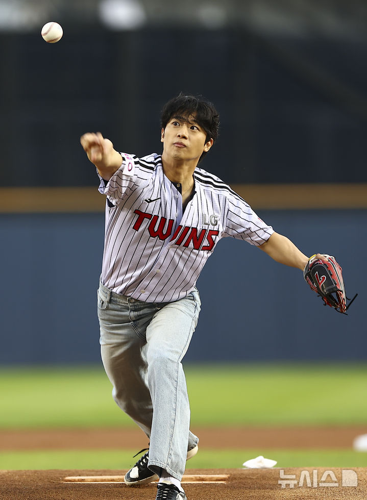 <b>시구</b>하는 <b>배우 이신영</b>