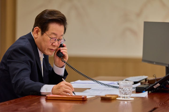 이 대통령, 투스크 폴란드 총리와 첫 통화…"<b>방산</b> 등 <b>협력</b> 지속 발전"