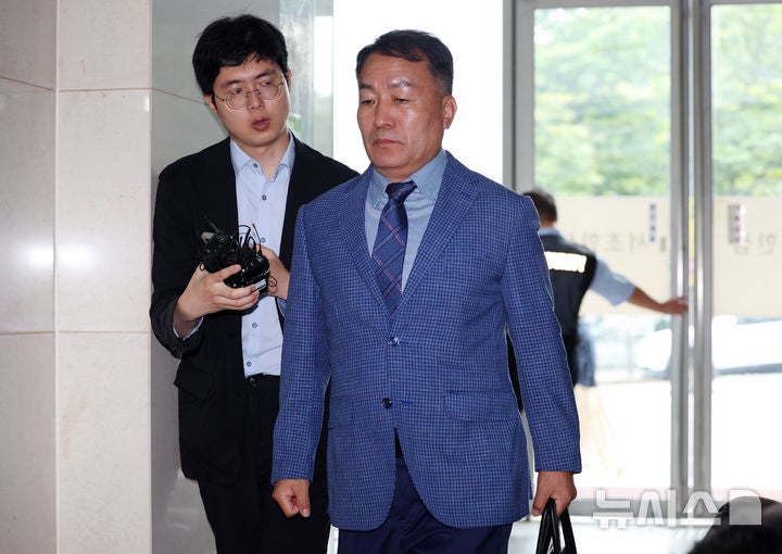 'VIP 격노 인정' 김계환, 구속영장 기각 후 해병<b>특검</b> 첫 <b>출석</b>
