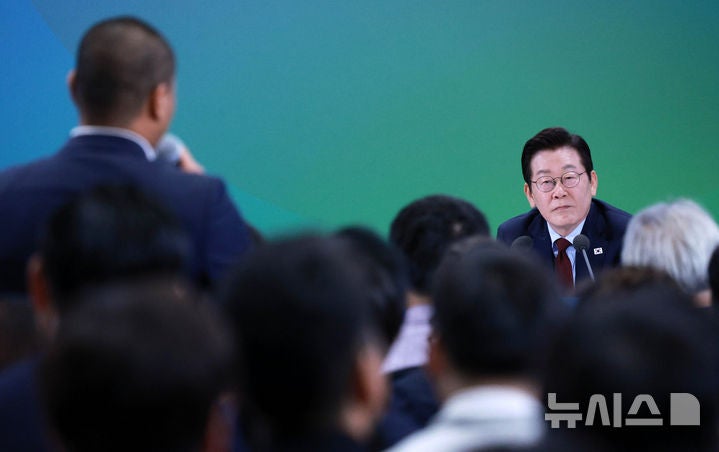 李, <b>최전방 부대</b> 찾아 군 대비태세 점검…"장병들 덕에 평화로운 일상"
