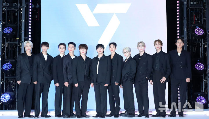 <b>세븐틴</b> 공연중 <b>폭죽</b> 객석으로 펑…"치료 지원"