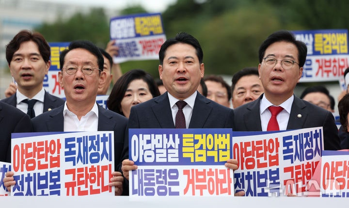 장동혁, '<b>손현보 목사</b> 교회' 찾아 "손 <b>목사</b> 구속은 <b>종교 탄압</b>"