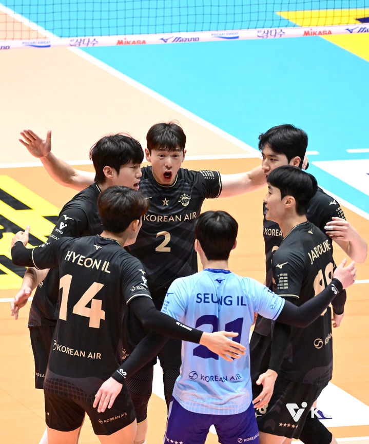 <b>대한항공</b>, 재개된 컵대회서 우리카드 3-0 완파…<b>삼성화재</b>도 'V'(종합)