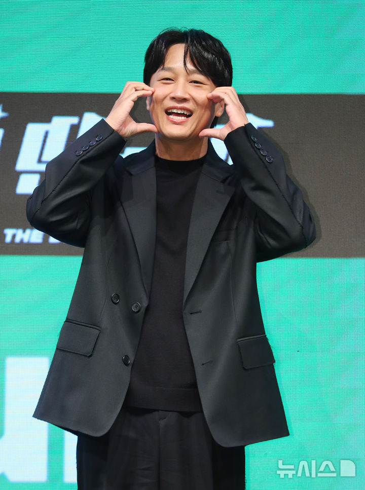 차태현, '<b>개인적인 택시</b>' 몬다…이연희·미미 탑승