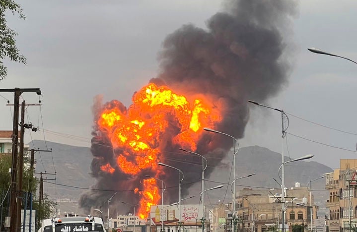 후티 "이군 또 사나 폭격 언론인 26명 등 46명 사망..165명 부상"