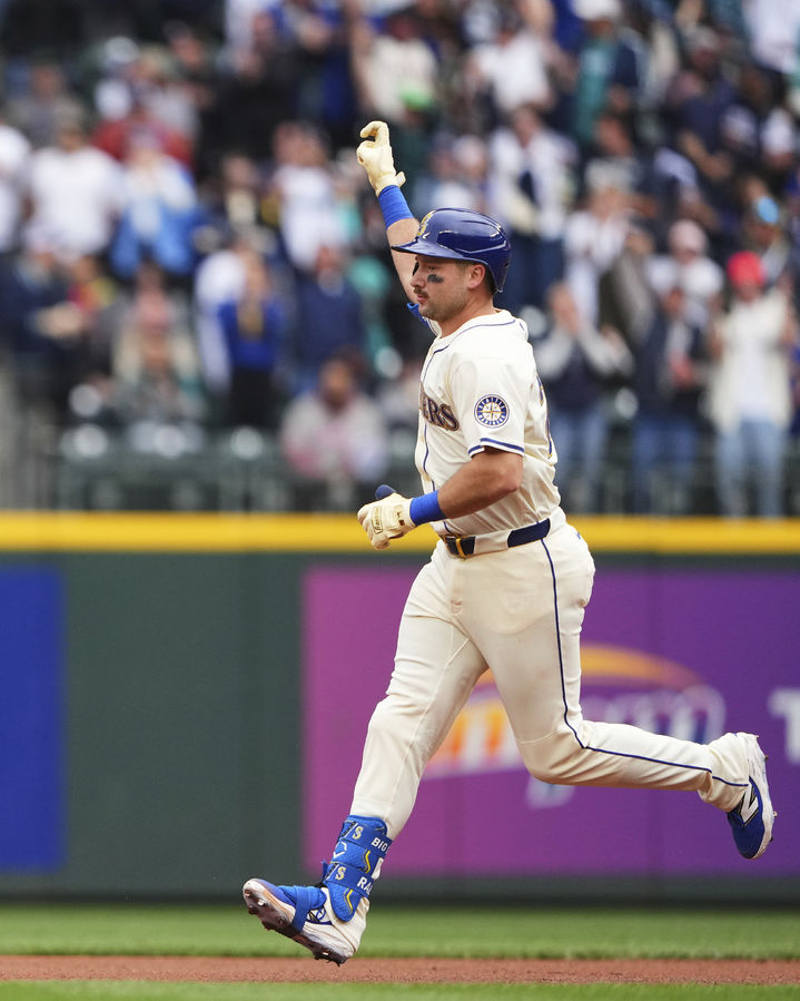시애틀 <b>롤리</b>, 시즌 54호 홈런 '쾅'…MLB <b>스위치 타자</b> 최다 홈런 타이