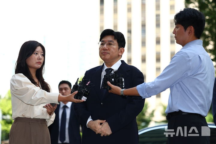 '자본시장법 위반' <b>방시혁</b>, 경찰 출석…"심려 끼쳐 송구, 조사 성실히 임...