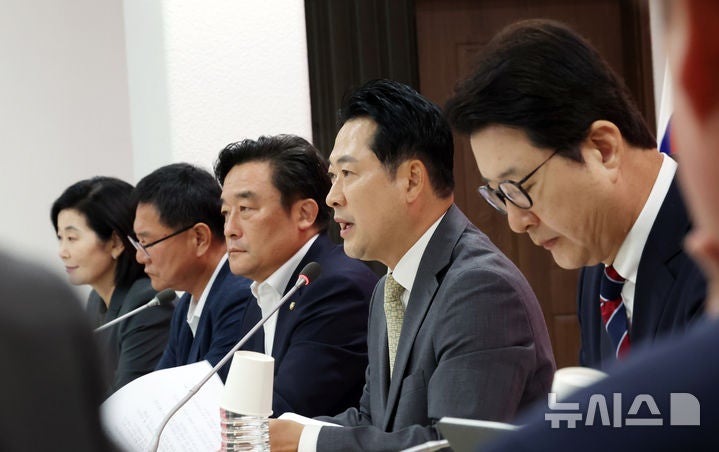 국힘, 與 '<b>조희대 사퇴</b>' <b>압박</b>에 "李 재판 재개 우려하는 것"