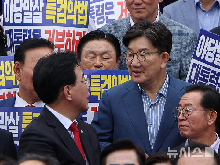 '통일교 1억 수수 혐의' <b>권성동 구속 심사</b> 출석…"나는 결백"