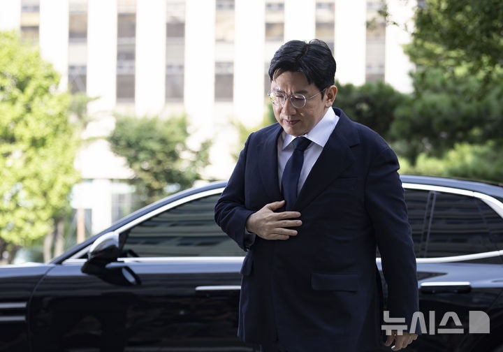 '자본시장법 위반' <b>방시혁</b>, 첫 <b>경찰 조사</b>…13시간48분만 마무리(종합)
