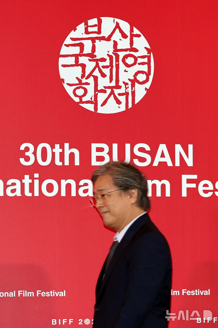 '어쩔수가없다' <b>감독</b> <b>박찬욱</b>