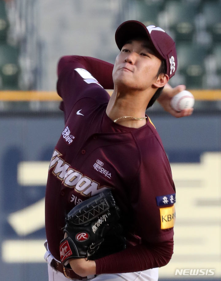 '어깨 수술' 키움 <b>안우진</b>, <b>1군</b> 전격 <b>등록</b>…KBO "규정상 문제 없다"(종합...
