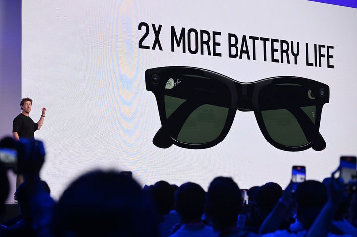 [멘로파크=AP/뉴시스] 마크 저커버그 메타 최고경영자(CEO)가 17일(현지 시간) 미 캘리포니아주 멘로파크에서 열린 개발자 콘퍼런스 '커넥트'에서 신형 스마트 안경을 공개하고 있다. 2025.09.18.