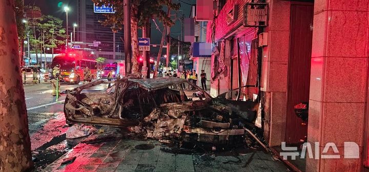 [포항=뉴시스] 안병철 기자 = 18일 오전 1시53분께 경북 포항시 북구 상원동 한 도로에서 전기차 택시가 전봇대와 건물 외벽을 잇따라 들이받으면서 불이 났다.(사진=포항북부소방서 제공) 2025.09.18. ph