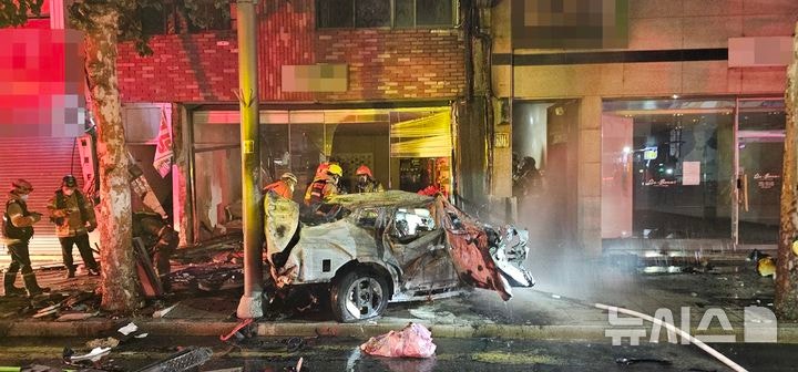 [포항=뉴시스] 안병철 기자 = 18일 오전 1시53분께 경북 포항시 북구 상원동 한 도로에서 전기차 택시가 전봇대와 건물 외벽을 잇따라 들이받으면서 불이 났다.(사진=포항북부소방서 제공) 2025.09.18. ph