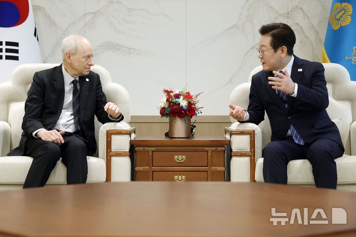 이 <b>대통령</b>, <b>마이클 샌델</b> 만나 "평화는 손실 아닌 이익"