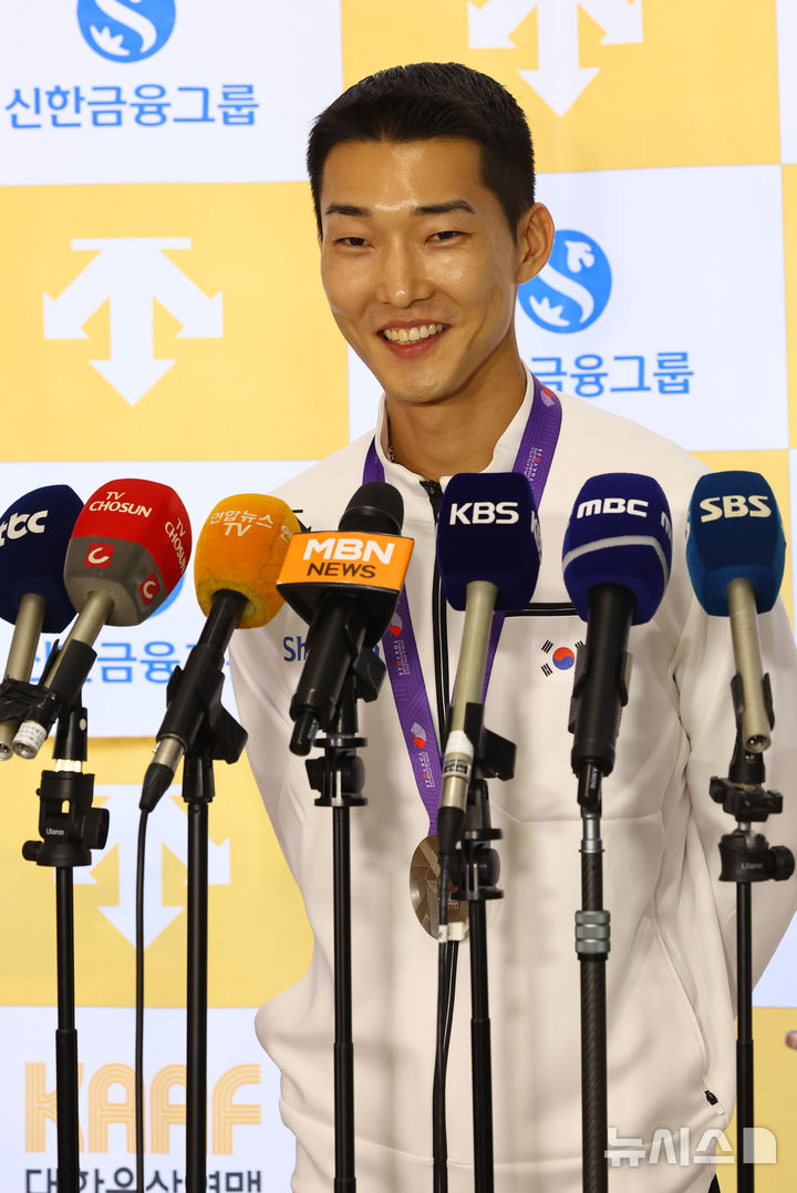 <b>세계</b>육상<b>선수권 은메달</b>, <b>우상혁</b> 귀국