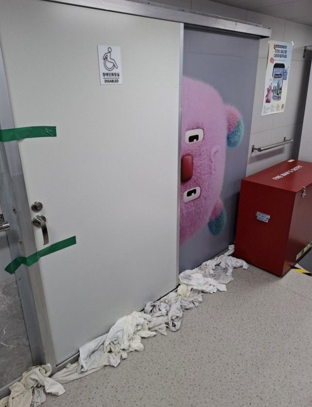 운항 첫날 '<b>한강버스</b>' <b>화장실</b> 막혀 시민 불편…이물질 추정